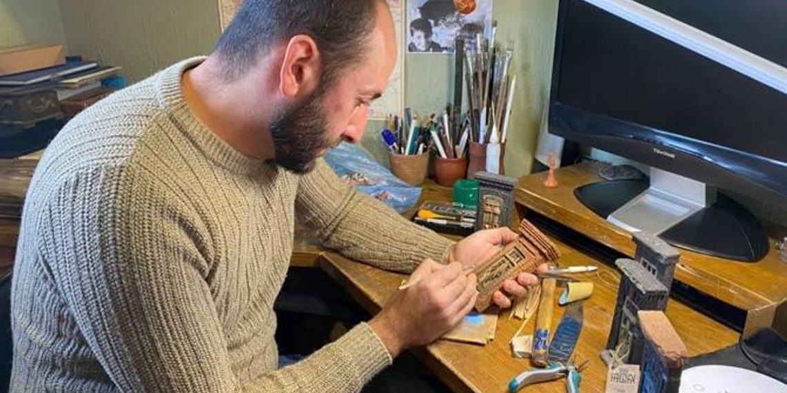 Сувениры от Ашота Акопяна — миниатюрные ворота и двери Гюмри