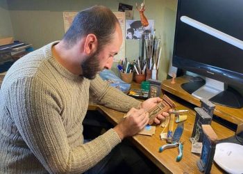 Сувениры от Ашота Акопяна — миниатюрные ворота и двери Гюмри