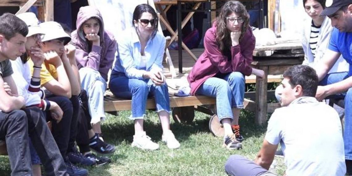 На берегу Севана был организован армянский лагерь походного туризма