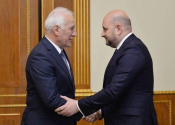 Президент и глава ЦБ Армении обсудили риски колебаний курса валют