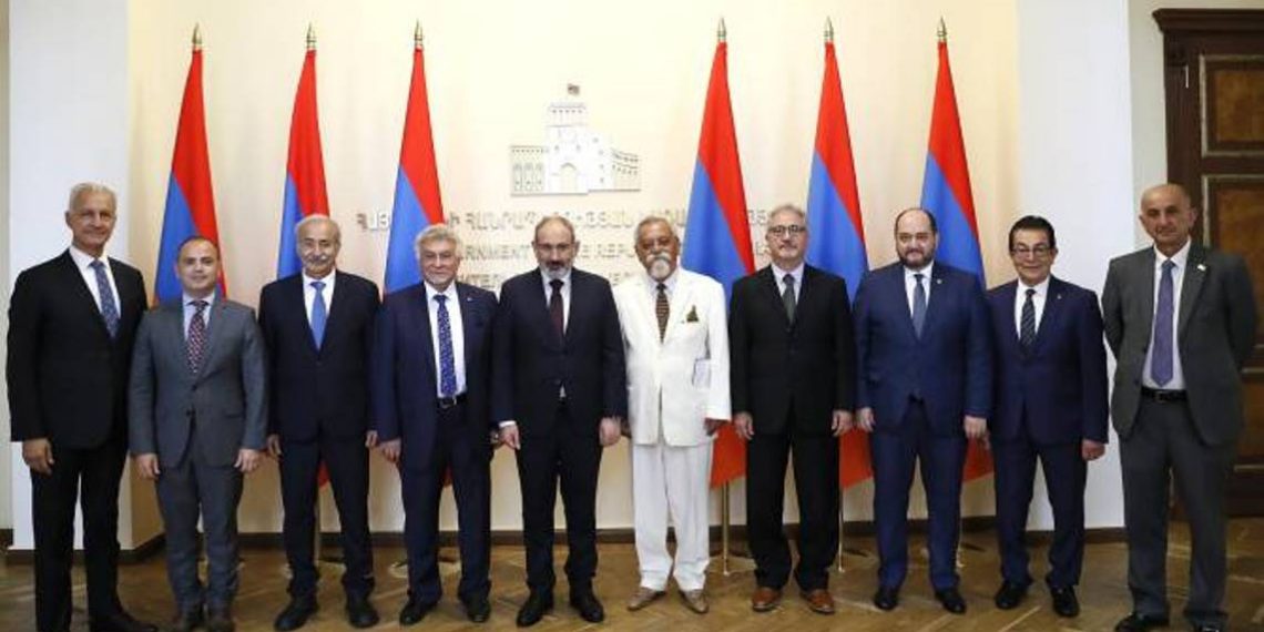 Премьер-министр принял представителей Центрального правления партии Рамкавар Азатакан