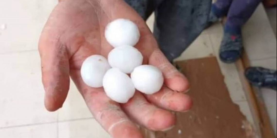 Град, выпадавший около 40 минут в верхнем подрайоне Мартакерта в Арцахе, причинил материальный ущерб