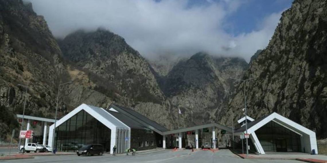 Автодорога Степанцминда-Ларс из-за опасности камнепадов закрыта для всех видов транспорта