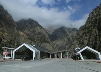 Автодорога Степанцминда-Ларс из-за опасности камнепадов закрыта для всех видов транспорта