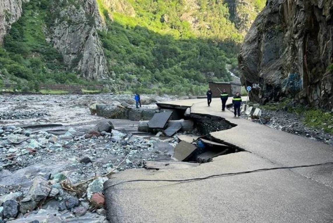 Грузинские дорога ларс. Ларс Грузия дорога. Трасса Мцхета-Степанцминда-Ларс. Верхний Ларс горы. Грузия перевал верхний Ларс.