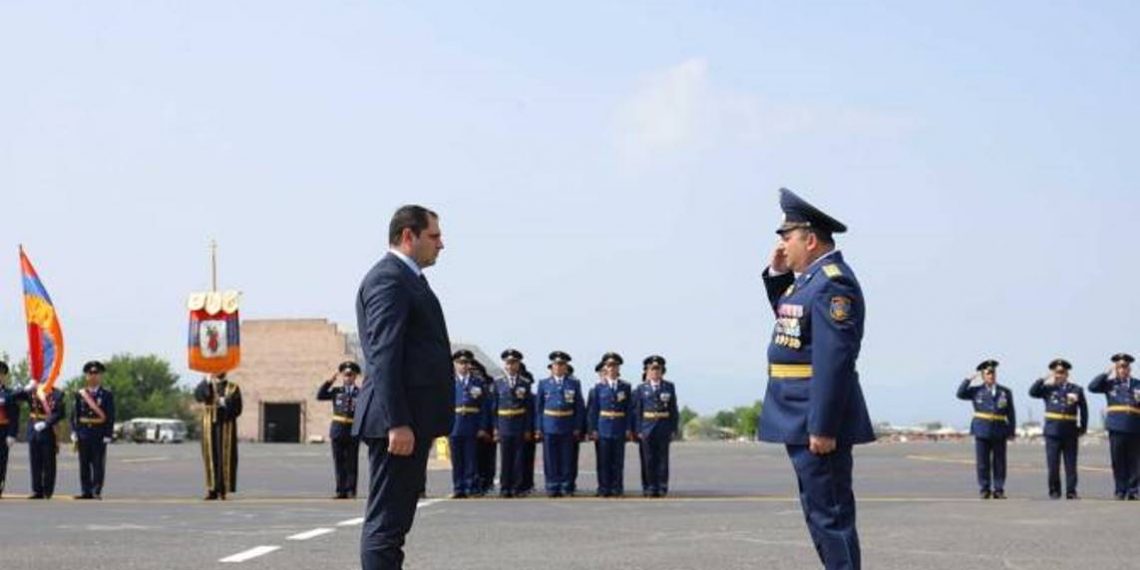 Министр обороны присутствовал на посвященном 30-летию формирования авиации ВС торжественном мероприятии