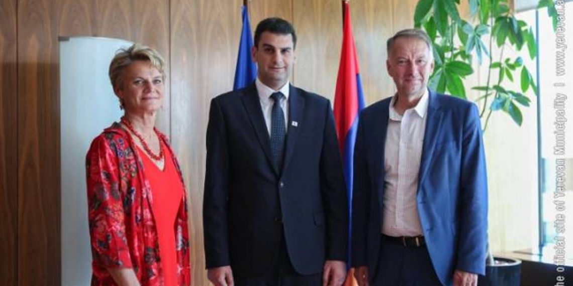 Мэр Еревана Грачья Саркисян провел встречу с президентом Лионской митрополии