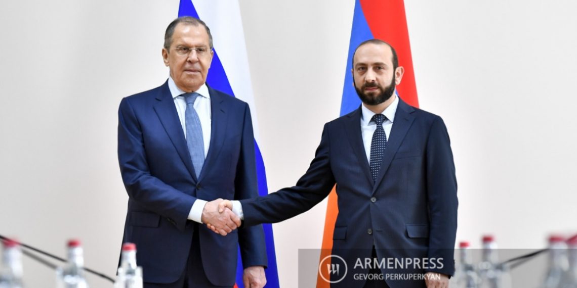 Сергей Лавров пригласил Арарата Мирзояна посетить Российскую Федерацию