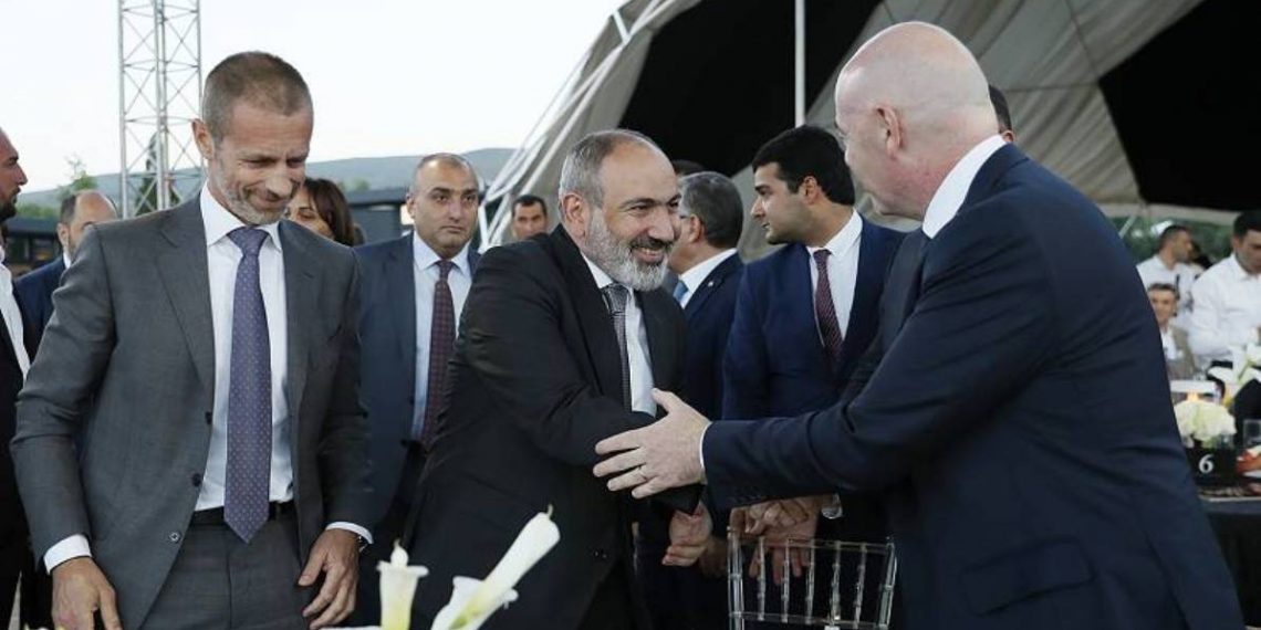 Премьер-министр Армении принял президента ФИФА