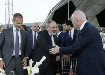 Премьер-министр Армении принял президента ФИФА
