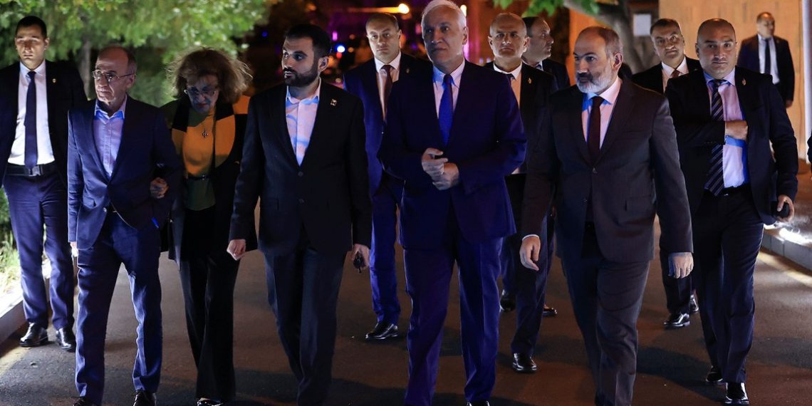 Премьер-министр Армении наградил группу энтузиастов Общественного телевидения