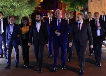 Премьер-министр Армении наградил группу энтузиастов Общественного телевидения