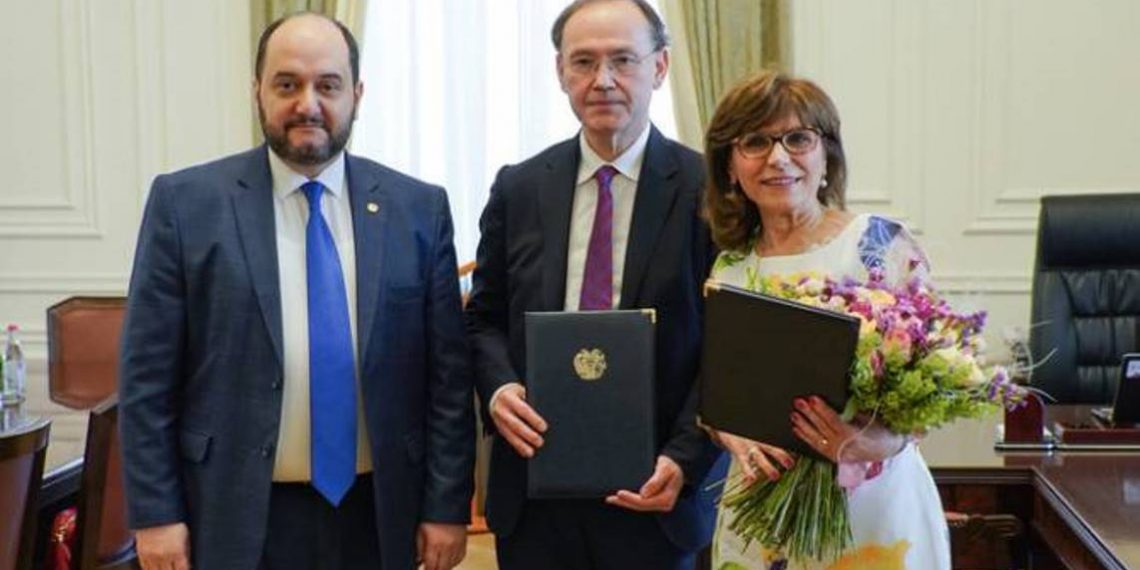 Акира Ишияма и Салпи Агаракян за гуманитарную деятельность награждены грамотами премьер-министра Армении