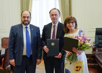 Акира Ишияма и Салпи Агаракян за гуманитарную деятельность награждены грамотами премьер-министра Армении