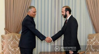 Началась беседа между Араратом Мирзояном и секретарем Западного направления МИД Индии Санджаем Вермой