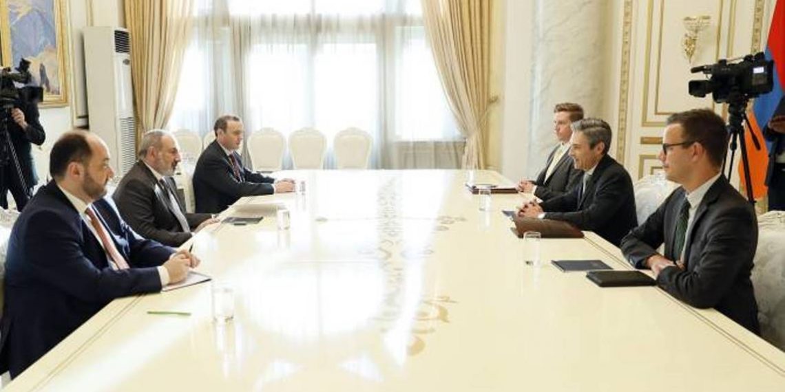 Премьер-министр Армении принял президента Фонда поддержки национальной демократии Деймона Уилсона