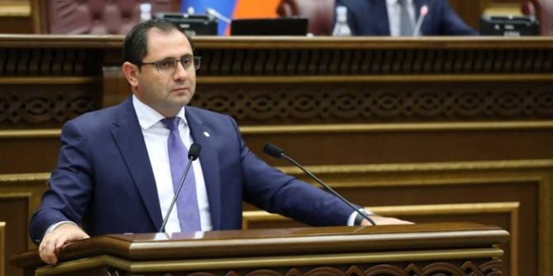 Министр обороны сослался на дискуссии о том, якобы предпринимается попытка подчинить Вооруженные Силы министру