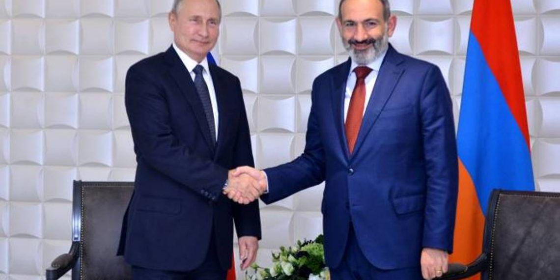 Никол Пашинян провел телефонный разговор с Владимиром Путиным