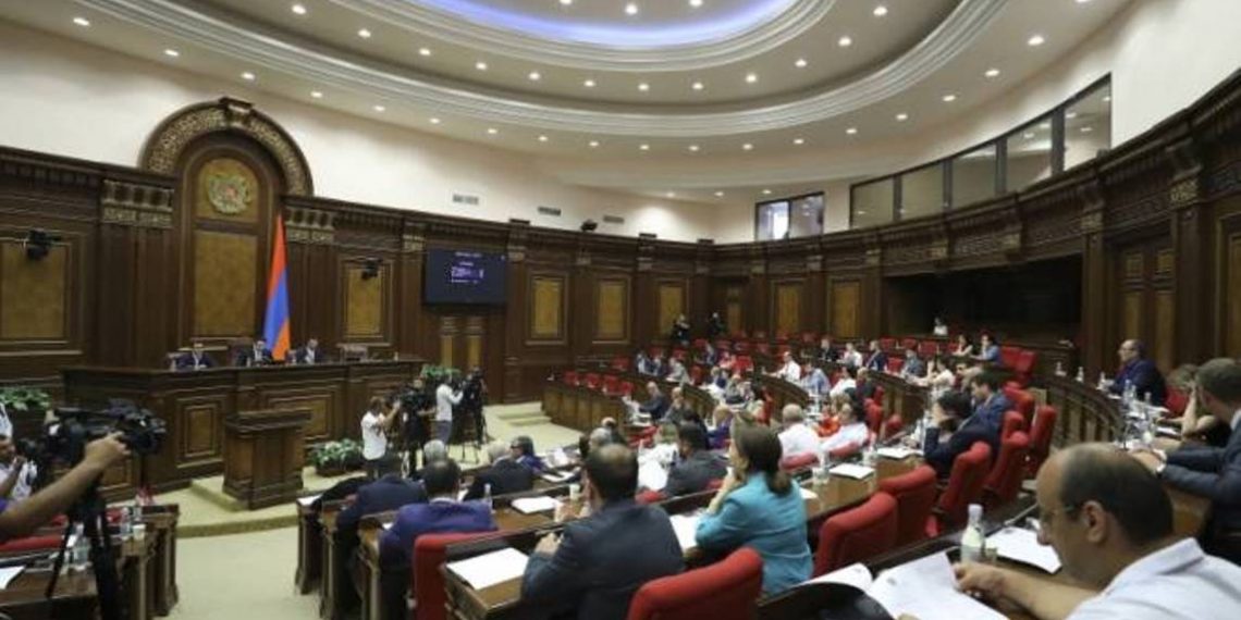 Национальное собрание продолжает работу внеочередного заседания