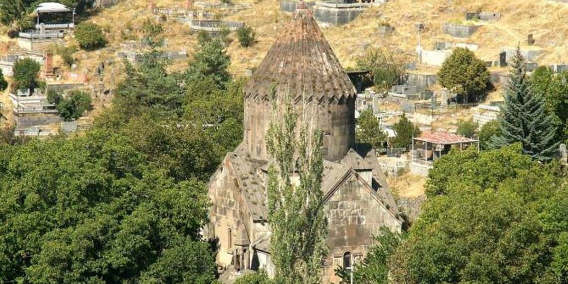 Никол Пашинян поручил отремонтировать стену церкви Святой Аствацацин в Бжни, которая на грани обрушения