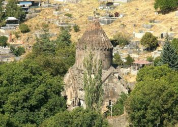 Никол Пашинян поручил отремонтировать стену церкви Святой Аствацацин в Бжни, которая на грани обрушения