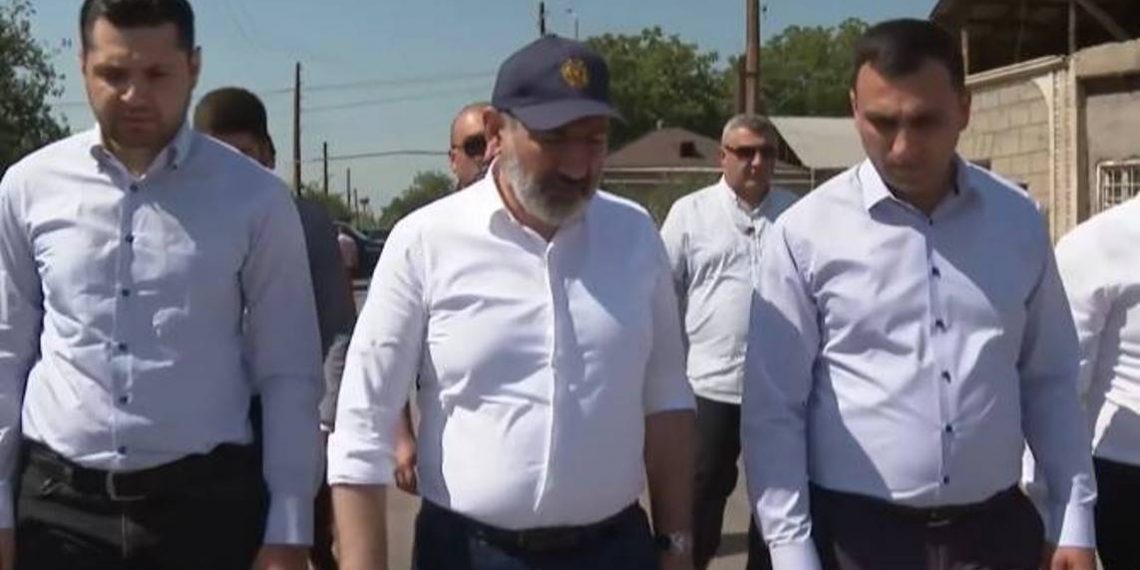 Пашинян ознакомился в общине Овтамеч с работами по благоустройству — в рамках субвенций