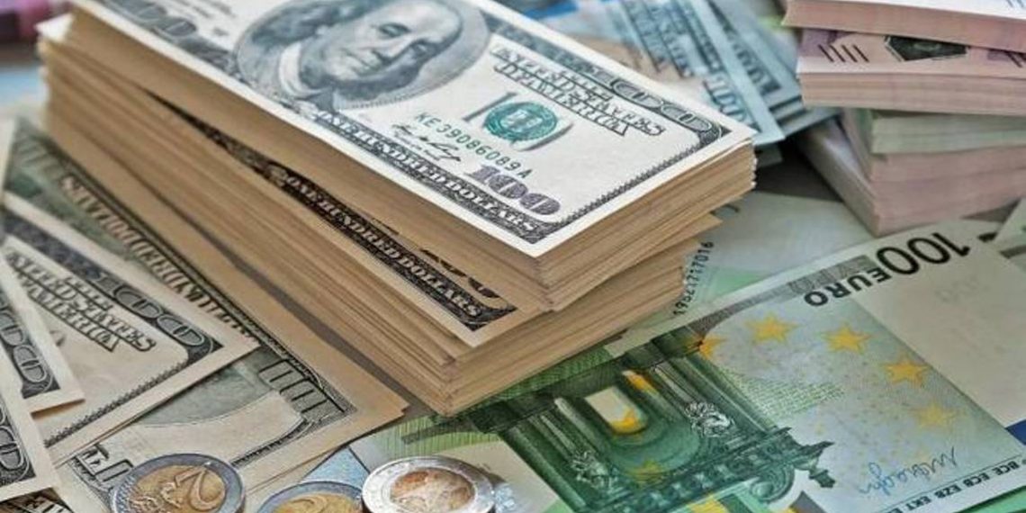 Курс доллара поднялся выше евро — впервые с 2002 года