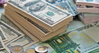 Курс доллара поднялся выше евро — впервые с 2002 года