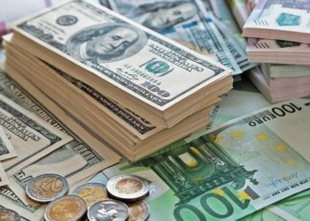 Курс доллара поднялся выше евро — впервые с 2002 года