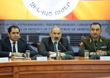 Премьер-министр Пашинян представил высшему командному составу ВС новоназначенного начальника Генерального штаба ВС
