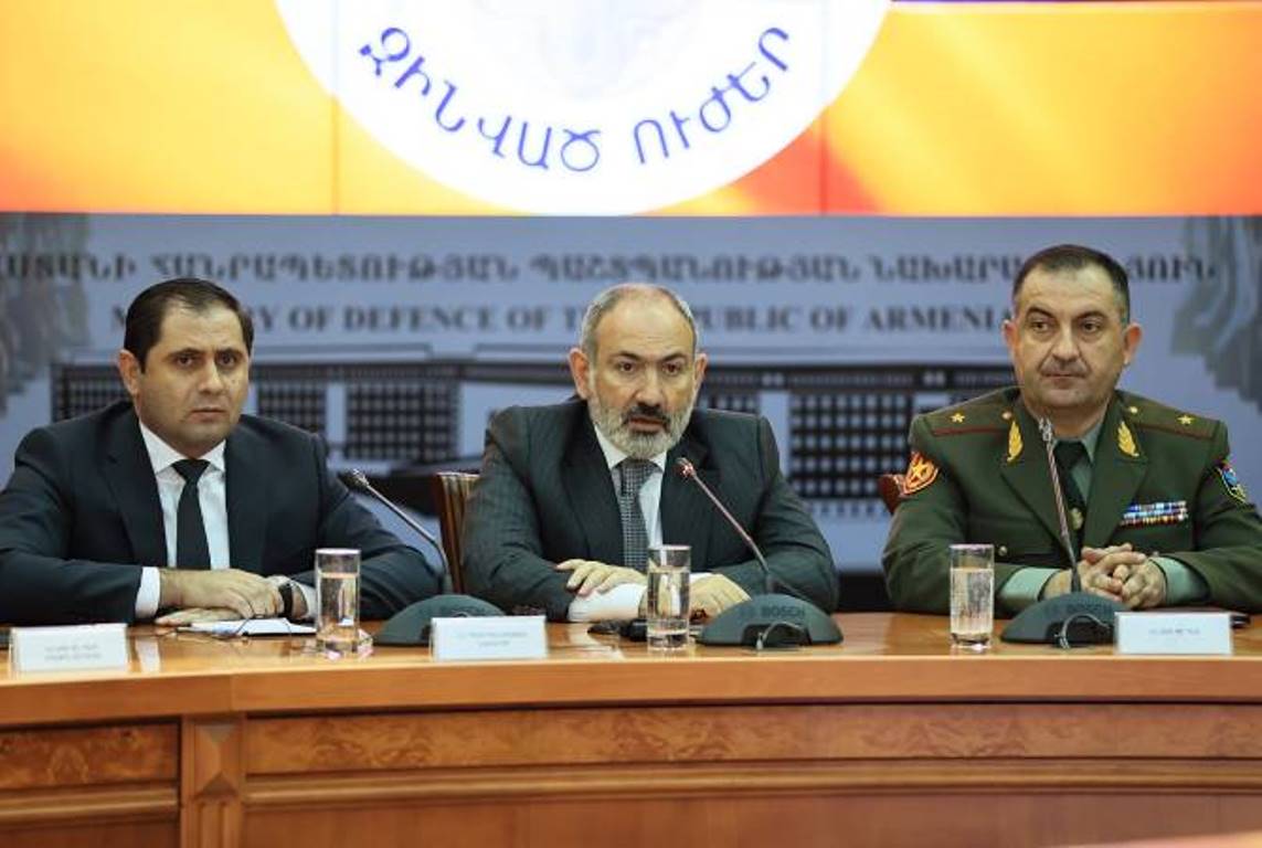 Премьер-министр Пашинян представил высшему командному составу ВС новоназначенного начальника Генерального штаба ВС