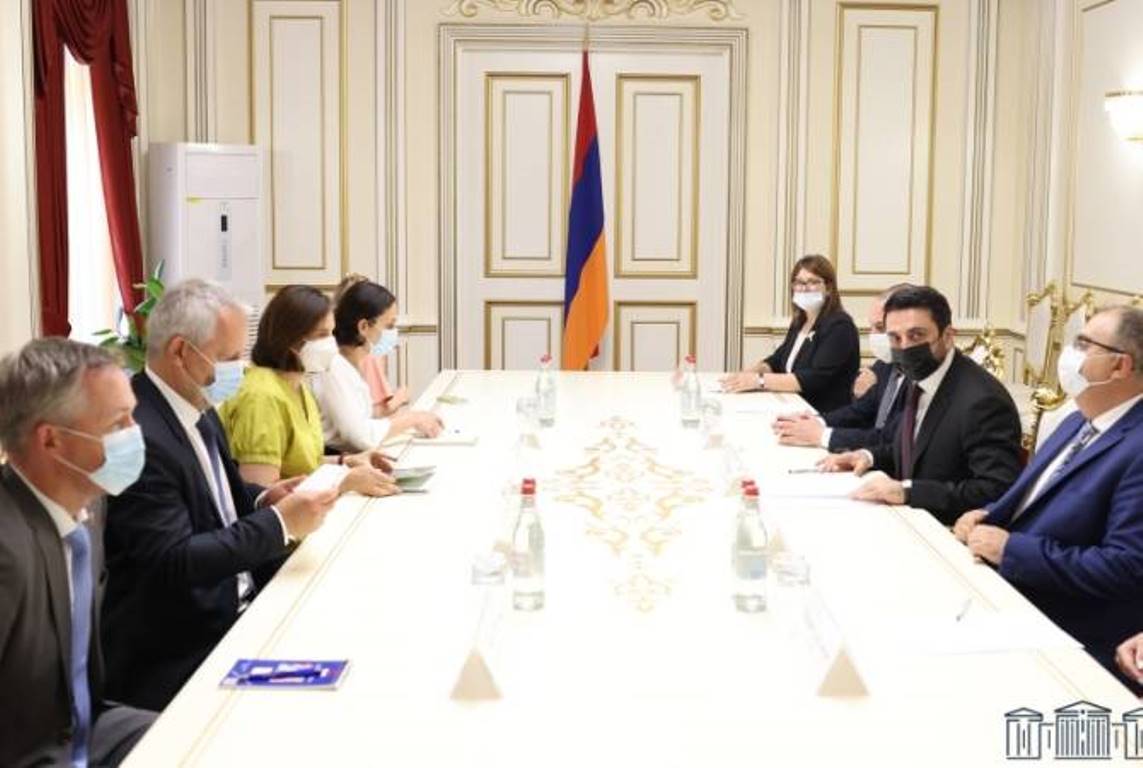 Армения не имеет территориальных претензий к своим соседям: Ален Симонян