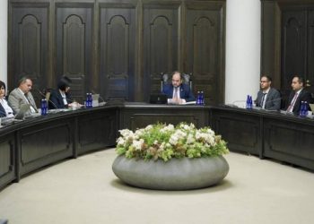 Под председательством Араика Арутюняна обсуждены работы по реставрации скульптуры “Слава труду”