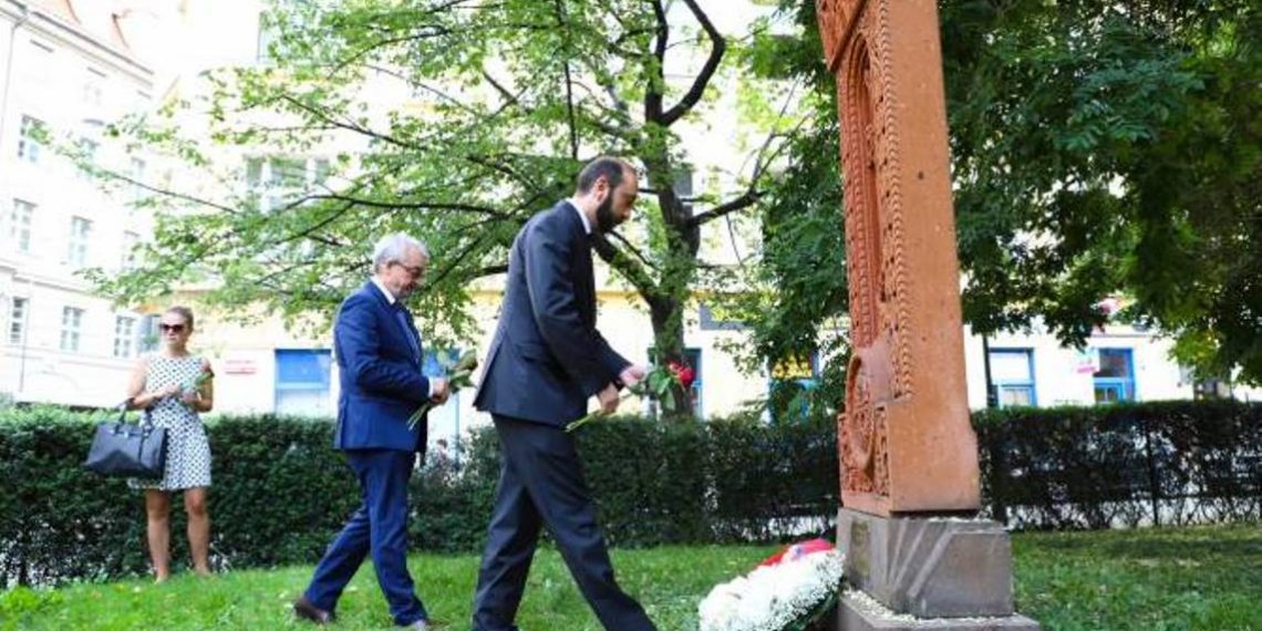 Глава МИД Армении в Праге возложил венок к хачкару, посвященному армяно-чешской дружбе