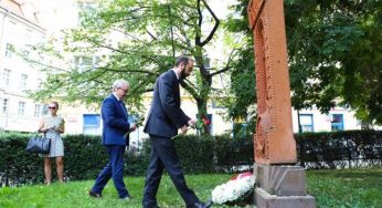 Глава МИД Армении в Праге возложил венок к хачкару, посвященному армяно-чешской дружбе