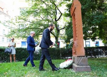 Глава МИД Армении в Праге возложил венок к хачкару, посвященному армяно-чешской дружбе