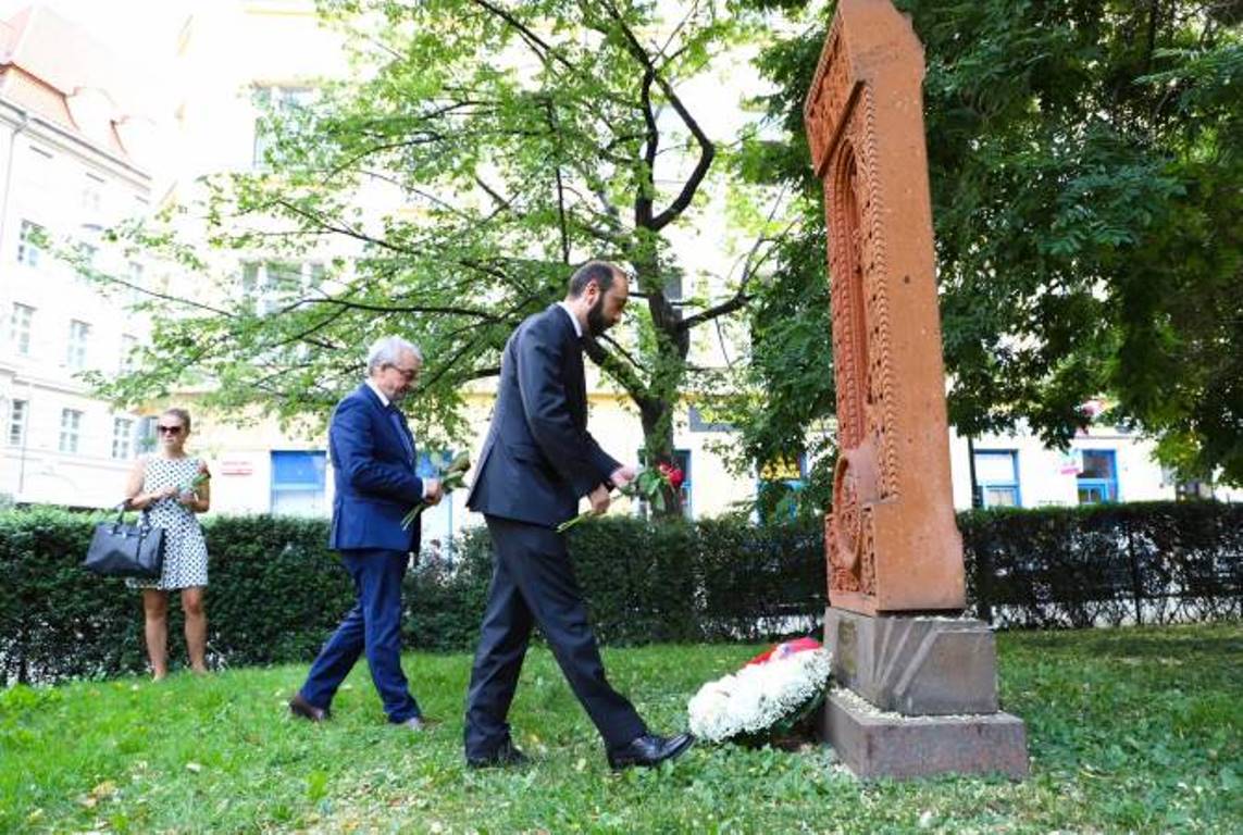 Глава МИД Армении в Праге возложил венок к хачкару, посвященному армяно-чешской дружбе