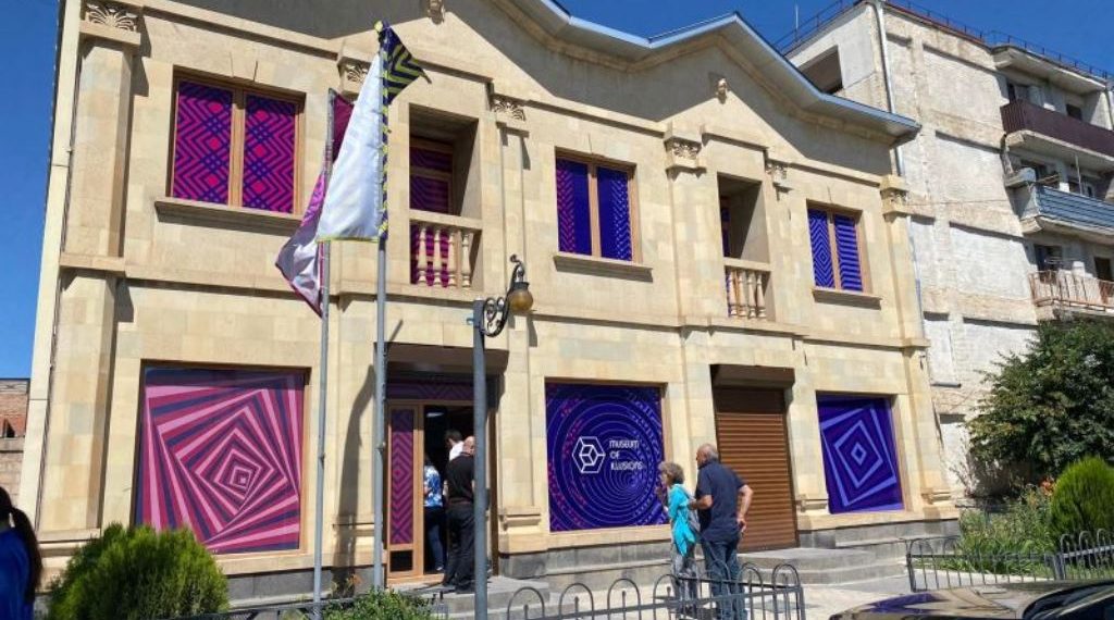 В Гюмри открылся первый Музей иллюзий