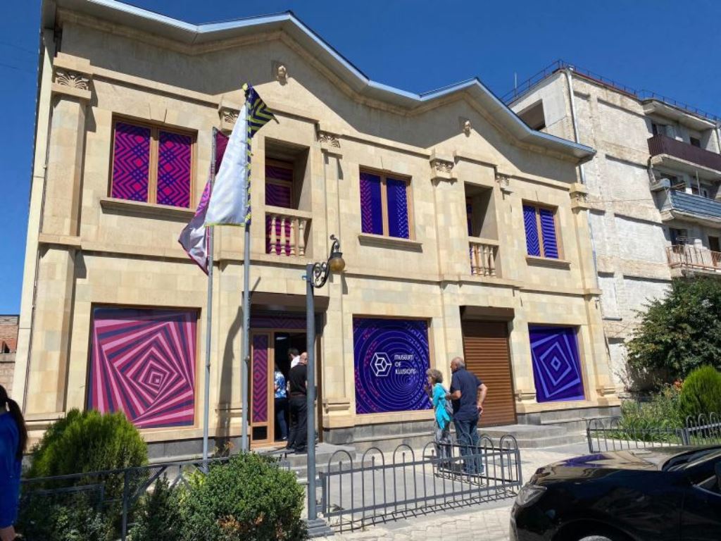 Первый Музей иллюзий открылся в Гюмри