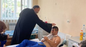 Глава Арцахской епархии посетил раненых военнослужащих в центральной больнице Степанакерта