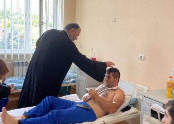 Глава Арцахской епархии посетил раненых военнослужащих в центральной больнице Степанакерта