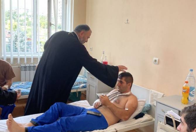 Глава Арцахской епархии посетил раненых военнослужащих в центральной больнице Степанакерта