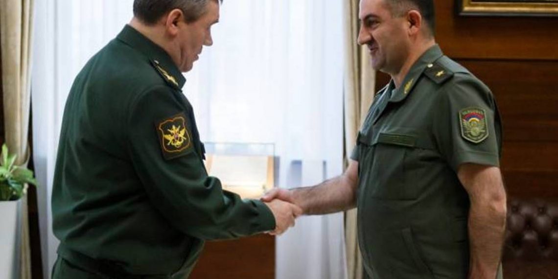 Начальники ГШ ВСРА и РФ обсудили ход модернизации и реформ Вооруженных сил Армении
