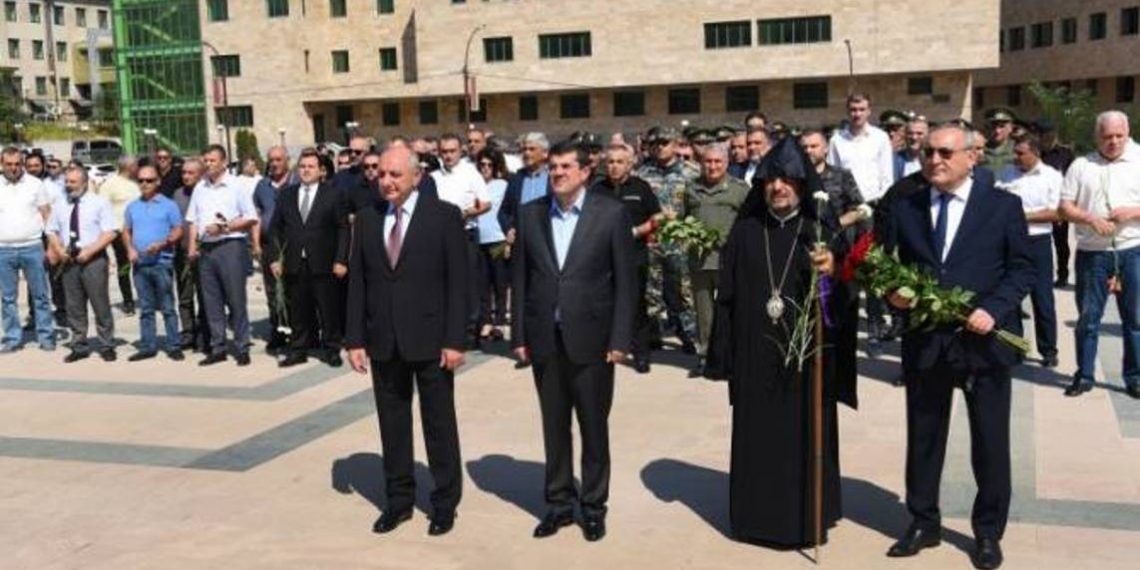 Араик Арутюнян и Бако Саакян возложили цветы к могилам воинов, павших за независимость и свободу Арцаха