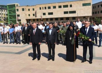 Араик Арутюнян и Бако Саакян возложили цветы к могилам воинов, павших за независимость и свободу Арцаха