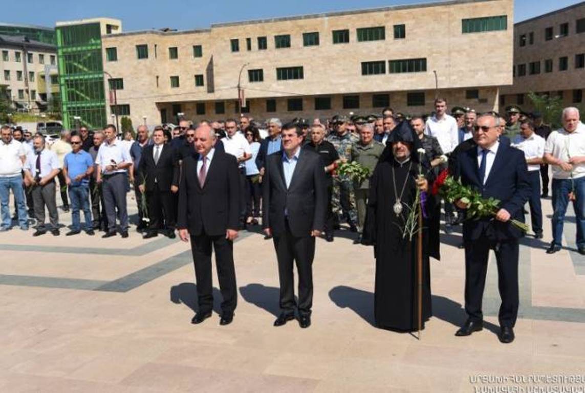 Араик Арутюнян и Бако Саакян возложили цветы к могилам воинов, павших за независимость и свободу Арцаха