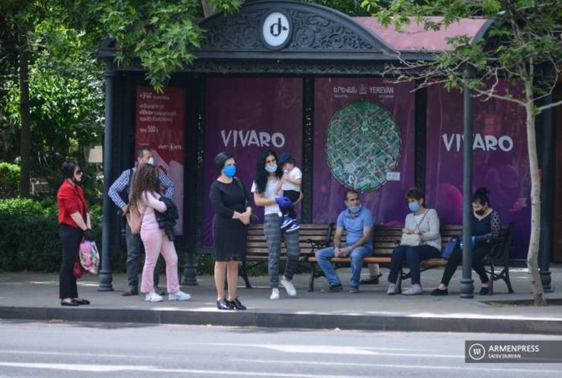 В Ереване устанавливают новые автобусные остановки
