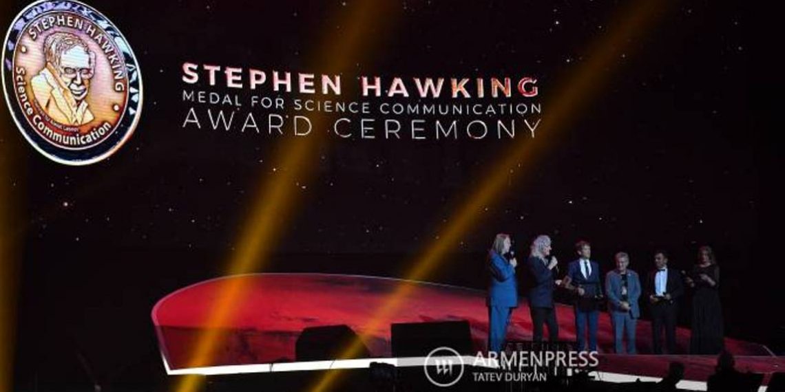 За большой вклад в популяризацию науки Брайан Мэй награжден медалью имени Стивена Хокинга 