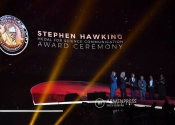 За большой вклад в популяризацию науки Брайан Мэй награжден медалью имени Стивена Хокинга 