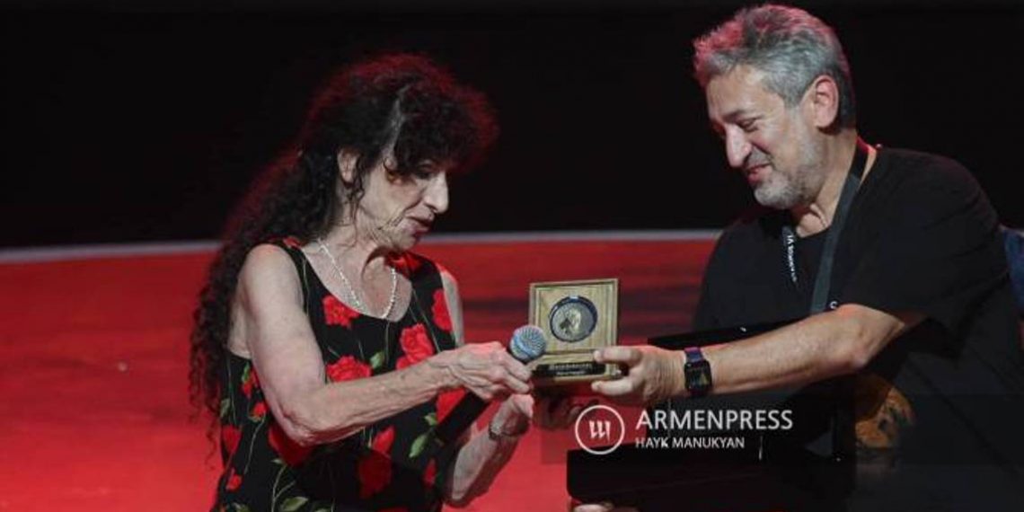 Американская поэтесса Диана Акерман получила медаль имени Стивена Хокинга